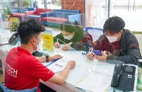 Thí sinh nộp hồ sơ xét tuyển học bạ năm 2022 tại một trường đại học ở TP.HCM.