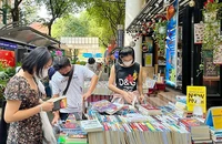Nhiều người dân đến tham quan và mua sách tại đường sách TP.HCM.