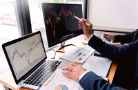Các chuyên gia khuyến nghị nhà đầu tư nên tạm ngưng bán tháo nếu danh mục không ở mức rủi ro cao, chờ nhịp hồi phục của thị trường để hành động.