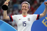 Đội trưởng đội tuyển nữ Mỹ Megan Rapinoe được xem là lá cờ đầu trong việc đòi bình đẳng cho nữ giới đá bóng ở Mỹ.