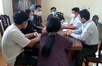 Người thân cháu L làm việc với UBND phường Tân An, yêu cầu tìm kiếm cháu bé.