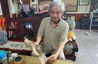 Bẹ chuối khô - tư liệu để họa sĩ Phan Văn Đắc tạo nên những bức tranh đầy chất lạ.