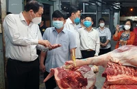 Cơ quan chức năng kiểm tra hoạt động kinh doanh thực phẩm tại chợ đầu mối Bình Điền, TP.HCM.
