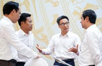 Phó Thủ tướng Vũ Đức Đam trao đổi cùng các đại biểu dự hội nghị trực tiếp tại Trung tâm Hội nghị Quốc gia.