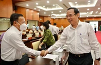 Bí thư Thành ủy TP.HCM trao đổi với các đại biểu bên lề hội nghị.