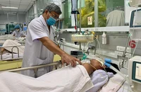 Nhân viên y tế BV Bệnh nhiệt đới TP.HCM tất bật chăm sóc bệnh nhân sốt xuất huyết nặng.