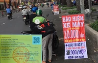 Nhiều ý kiến cho rằng bảo hiểm bắt buộc với xe máy chưa hiệu quả nên bỏ, ngược lại có ý kiến cho là nên duy trì nhưng giảm mức đóng. Trong ảnh: Biển chào mời mua bảo hiểm trên đường Ba Tháng Hai (TP.HCM).