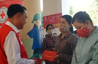 Ông Trần Trường Sơn, Ủy viên Ban Thường vụ Trung ương hội, Chủ tịch Hội Chữ thập đỏ TP.HCM, tặng quà cho người dân tại chương trình Tết nhân ái.