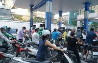 Hà Nội: Không để thiếu xăng dầu, giải quyết tình trạng bán xăng dầu bằng chai