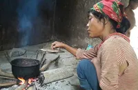 Vượt lũ vào chi viện bà con người Rục