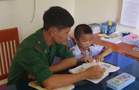 Cậu bé làm con nuôi của đồn biên phòng Lạc Quới