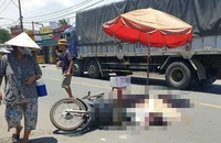 Video: Vợ bị tai nạn tử vong, chồng khóc ngất tại hiện trường