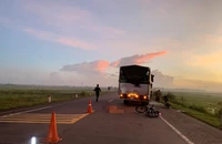 Đi tập thể dục buổi sáng, người phụ nữ bị xe tải lùi cán trúng