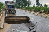 Quốc lộ 14B qua Quảng Nam bị chia cắt vì hố tử thần và sạt lở nghiêm trọng