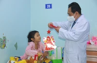 Bệnh nhi bất ngờ, thích thú nhận lồng đèn trung thu