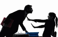 Nháy mắt liên tục không khéo cũng là 'quấy rối tình dục'