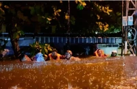 Thừa Thiên - Huế, Đà Nẵng ngập sâu, người dân cầu cứu