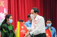 Ông Trần Thanh Mẫn thăm và tặng quà bà con nghèo ở Hậu Giang