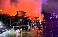 Phú Quốc: Hỏa hoạn lúc rạng sáng, 11 căn nhà tạm cháy rụi