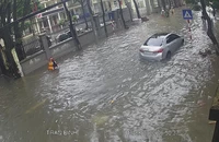 Hà Nội mưa lớn trong đêm, nhiều tuyến phố lại ngập sâu