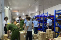 Phát hiện kho điện thoại, máy tính bảng... nghi nhập lậu lớn nhất từ trước tới nay