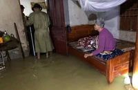 Mưa giông xối xả ở miền Trung, tường nhà đổ sập khi đang ăn cơm