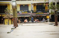 Nhiều tuyến đường ở TP Hội An bị ngập sâu, người dân phải di chuyển bằng ghe trong phố. Ảnh: THANH NHẬT