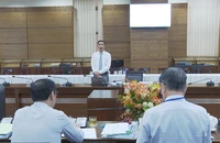 Thầy Phạm Hải Dương, giáo viên Trường THPT An Nghĩa (huyện Cần Giờ), trình bày đề án trước hội đồng giám khảo. Ảnh: NGUYỄN QUYÊN