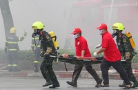 Diễn tập PCCC tại một tòa nhà ở quận 1, TP.HCM. Ảnh: HUỲNH THƠ