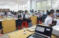Trong giờ học, giáo viên còn đánh giá học sinh qua những trò chơi kiểm tra kiến thức. Trong ảnh: Một giờ học của học sinh Trường THPT chuyên Trần Đại Nghĩa, quận 1. Ảnh: NGUYỄN QUYÊN