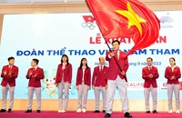 Trưởng đoàn thể thao Việt Nam tại ASIAD 19 Đặng Hà Việt phất cờ trong lễ xuất quân. Ảnh: TTVN