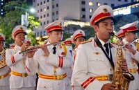 Người dân thích thú xem Đoàn Quân nhạc biểu diễn mừng Quốc khánh