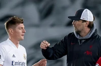 Toni Kroos ‘thả thính’ nhà cầm quân của đối thủ Liverpool