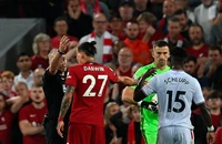 Cú húc đầu liều lĩnh và thẻ đỏ của Nunez gây hại Liverpool