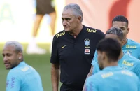 Thầy của Neymar phản ứng dữ dội Mbappe