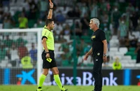 Mourinho nói gì sau khi bị trọng tài đuổi lên khán đài?