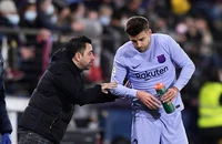 HLV Xavi nói lời cay đắng với Pique, Ramos an ủi bạn hiền