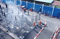 EVNHCMC: Bảo trì lưới điện bằng phương pháp rửa sứ online