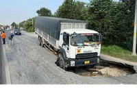 Xe tải bất ngờ sụp hố 'tử thần' trên đường Võ Chí Công, TP Thủ Đức