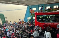 Bất chấp lệnh cấm, nhiều người vẫn vô tư hút thuốc trên phà Cát Lái