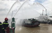 Diễn tập phòng cháy chữa cháy ở phà Cát Lái