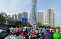 Sửa chữa cầu vượt Nguyễn Hữu Cảnh, cả khu vực bị ùn ứ