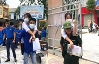 Xúc động hình ảnh bộ đội biên phòng, tình nguyện viên cõng nữ sinh đi thi