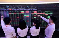 VN-Index ngắt chuỗi tăng điểm, nhóm cổ phiếu chứng khoán dậy sóng