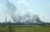 Nhiều cột khói bốc lên bên ngoài nhà máy lọc dầu Lysychansk hôm 21-6. Ảnh: AFP