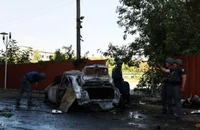 Xe ô tô bị hỏng nặng sau trận pháo kích của Nga vào TP Kharkiv (Ukraine) ngày 8-8. Ảnh: REUTERS