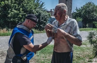 Người dân bị thương sau trận tập kích ở TP Bakhmut (tỉnh Donetsk, vùng Donbass, miền đông Ukraine) ngày 9-8. Ảnh: AFP