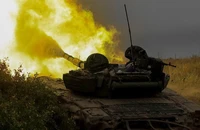 Binh sĩ Kiev khai hỏa, nhắm mục tiêu vào quân Nga ở tỉnh Donetsk (vùng Donbass, miền đông Ukraine). Ảnh: REUTERS