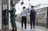 Cảnh sát Thủ đô làm nhiệm vụ đảm bảo an ninh tại một nhà ga ở Tokyo ngày 20-9. Ảnh: THE JAPAN TIMES