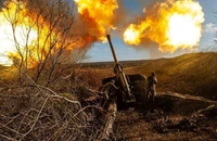 Binh sĩ Ukraine khai hỏa pháo dã chiến nòng dài M-46 khi giao tranh với Nga tại tỉnh Donetsk. Ảnh: HANDOUT